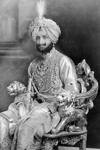 Maharaja Of Patiala Yadavindra Singh Wearing The Famous Patiala Necklace - Vintage Indian Royalty Painting - Canvas Prints